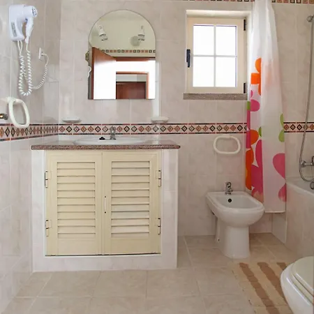 Da Duarte - Walkable To Shops Bars Ferienhaus Albufeira